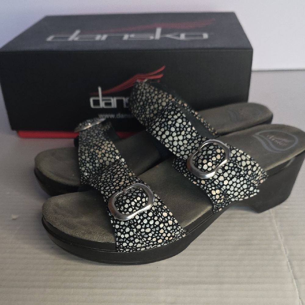 Dansko Women's Speckled Black Comfort Wedge Sandals W Buckles Sz 7-7.5 W Box